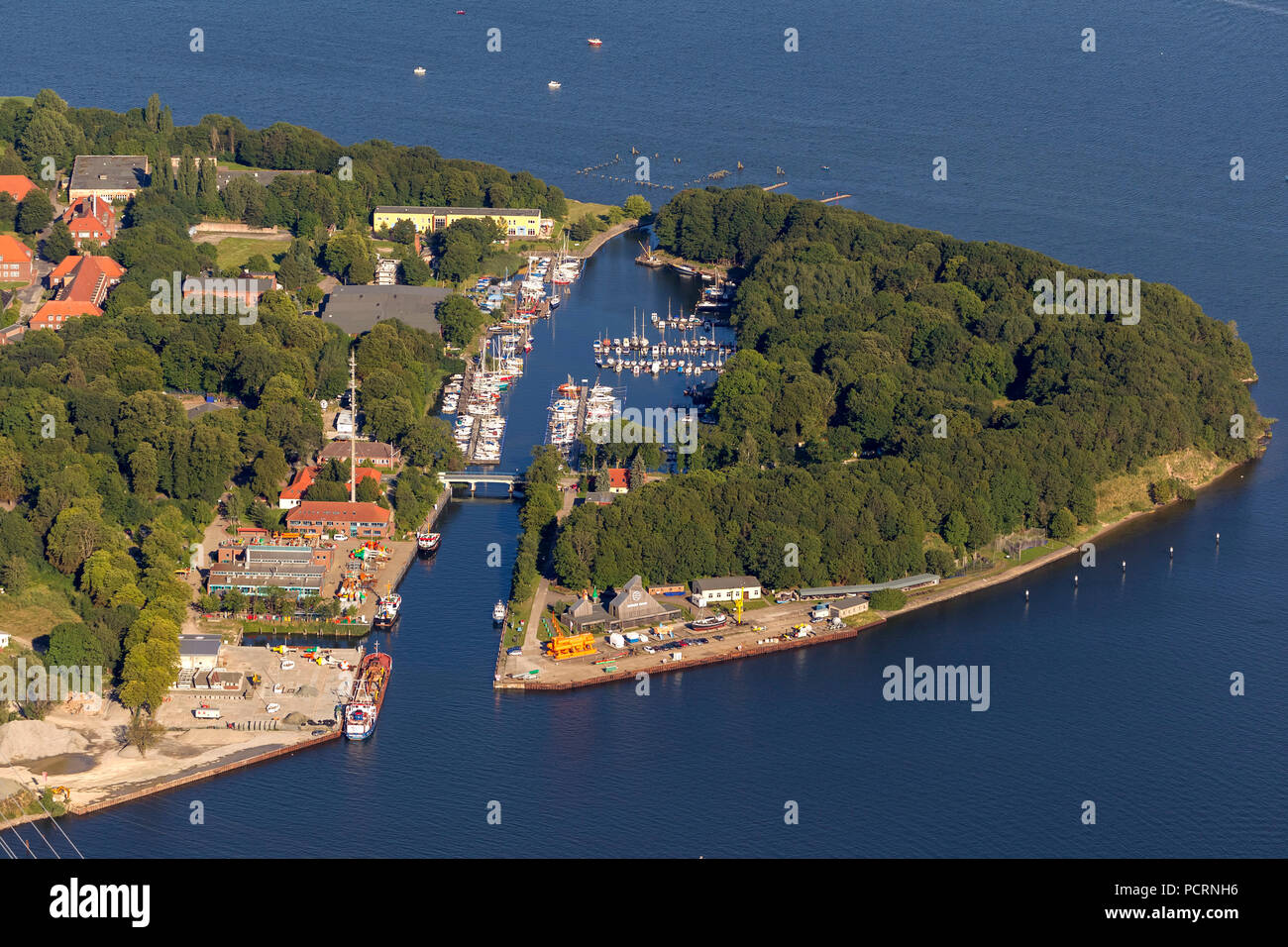 Vista aerea, isola di Dänholm, Rügen ponte, collegamento tra Stralsund e Rügen, porto navale, Stralsund, Mar Baltico, Meclemburgo-Pomerania Occidentale, Germania, Europa Foto Stock
