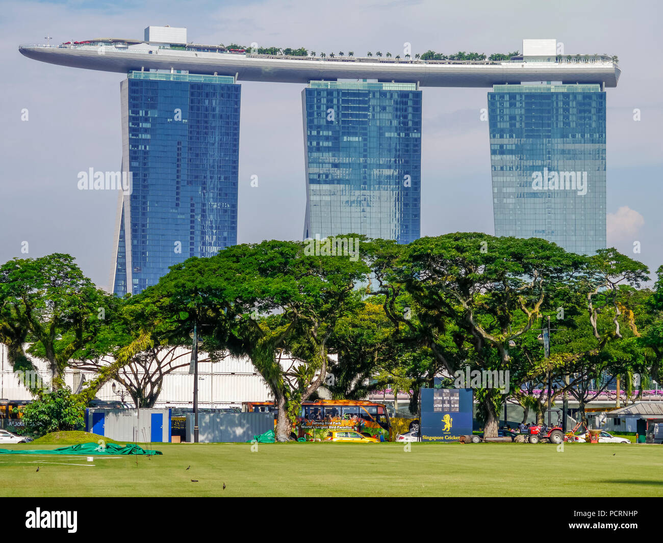 Il futuristico Marina Bay Sands Hotel, architetto Moshe Safdie, Marina Bay, Downtown Core, Singapore, Asia, Singapore Foto Stock