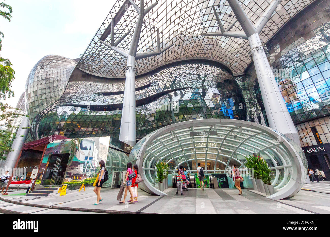 Accesso alla stazione MRT di fronte lo Ion Orchard shopping center, Orchard Road, architettura moderna, zona centrale, il quartiere centrale degli affari, Singapore, Asia, Singapore Foto Stock