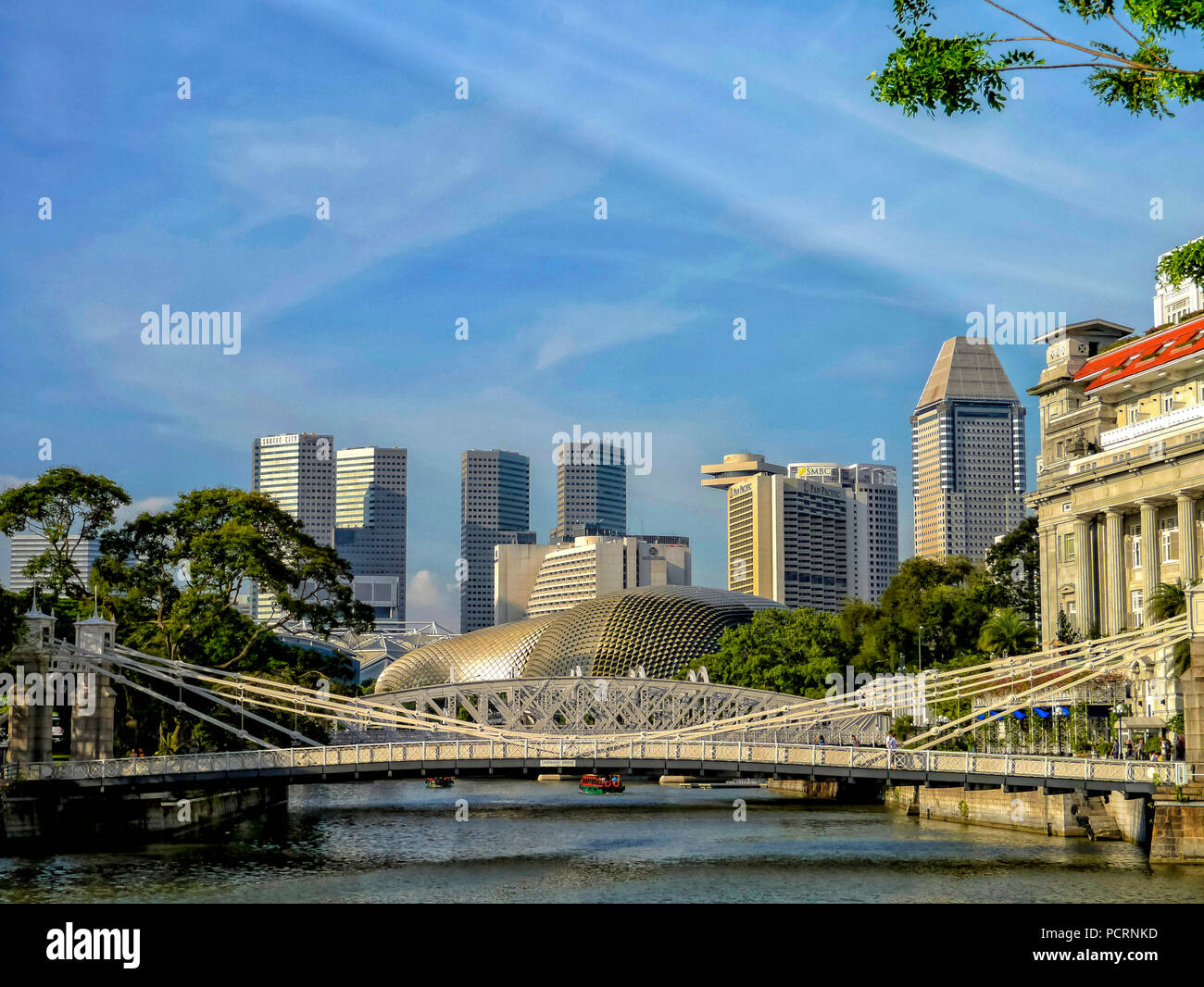 Fullerton Hotel al Fiume Singapore e il quartiere finanziario di grattacieli, zona centrale, il quartiere centrale degli affari, Anderson Bridge, Singapore, Asia, Singapore Foto Stock