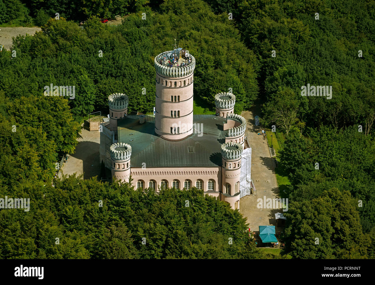 Vista aerea, hunting lodge Granitz con torre di Schinkel, Lookout Tower, i pinnacoli Binz, Rügen isola, Meclemburgo-Pomerania Occidentale, Germania, Europa Foto Stock