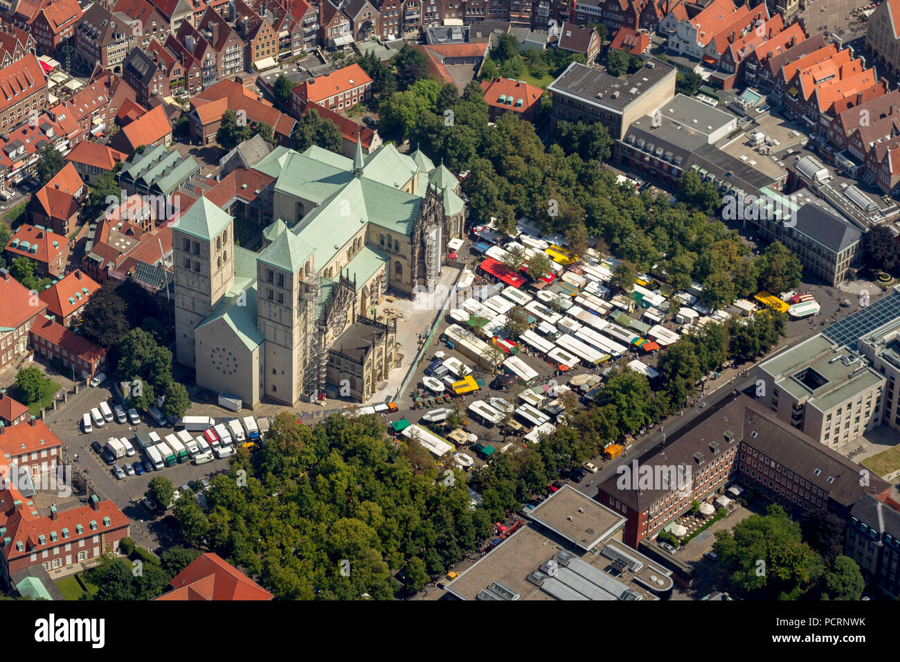 Vista aerea, Prinzipalmarkt, storico Kaufmannsstraße gable case portici continua, Paulus nella cattedrale di Münster, con mercato, piazza del mercato, Münster, Münsterland, Renania settentrionale-Vestfalia, Germania, Europa Foto Stock