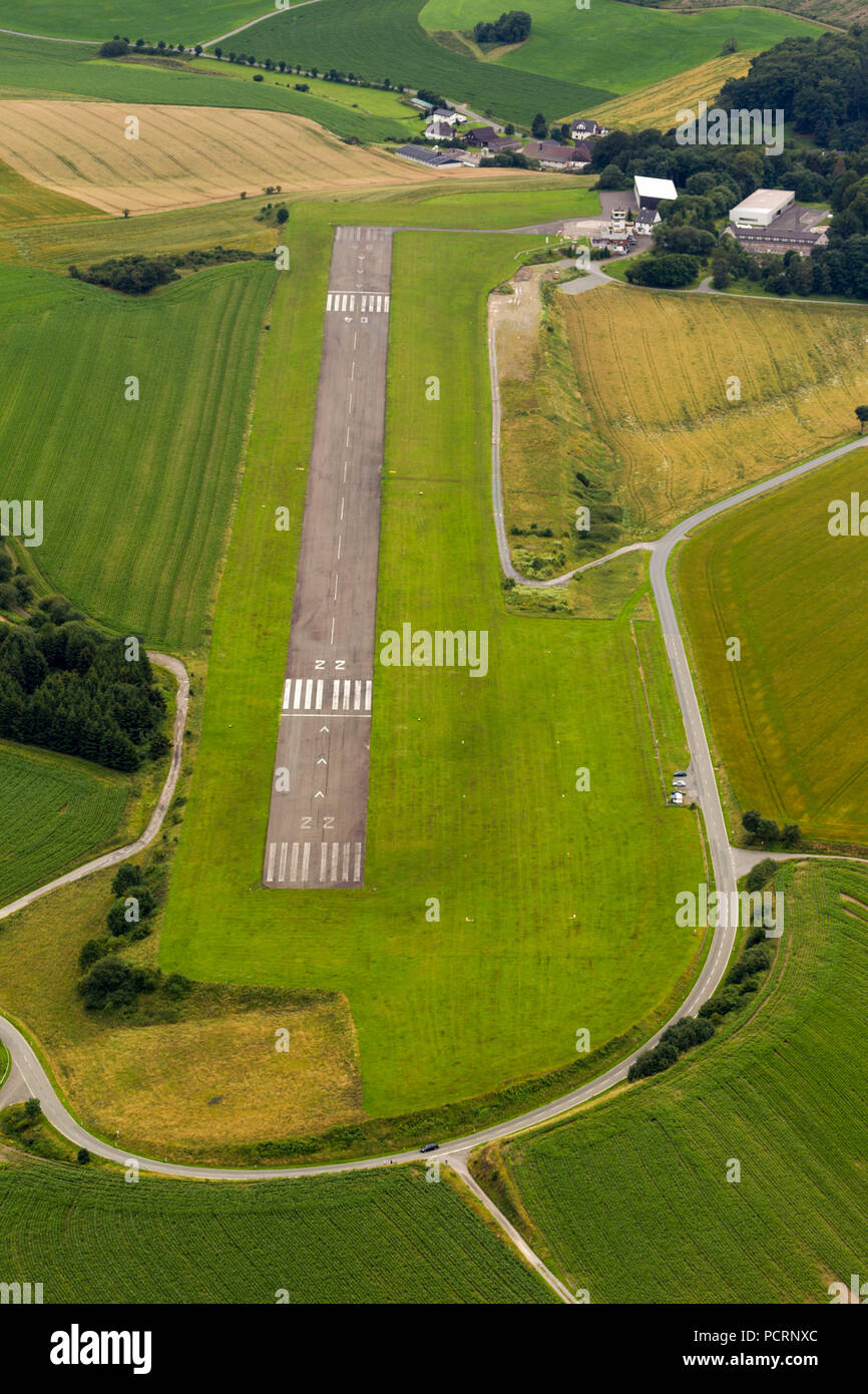 Vista aerea, airfield Meschede - Schueren, airfield, pista, Meschede, Sauerland, Maerkischer Kreis, Renania settentrionale-Vestfalia, Germania, Europa Foto Stock