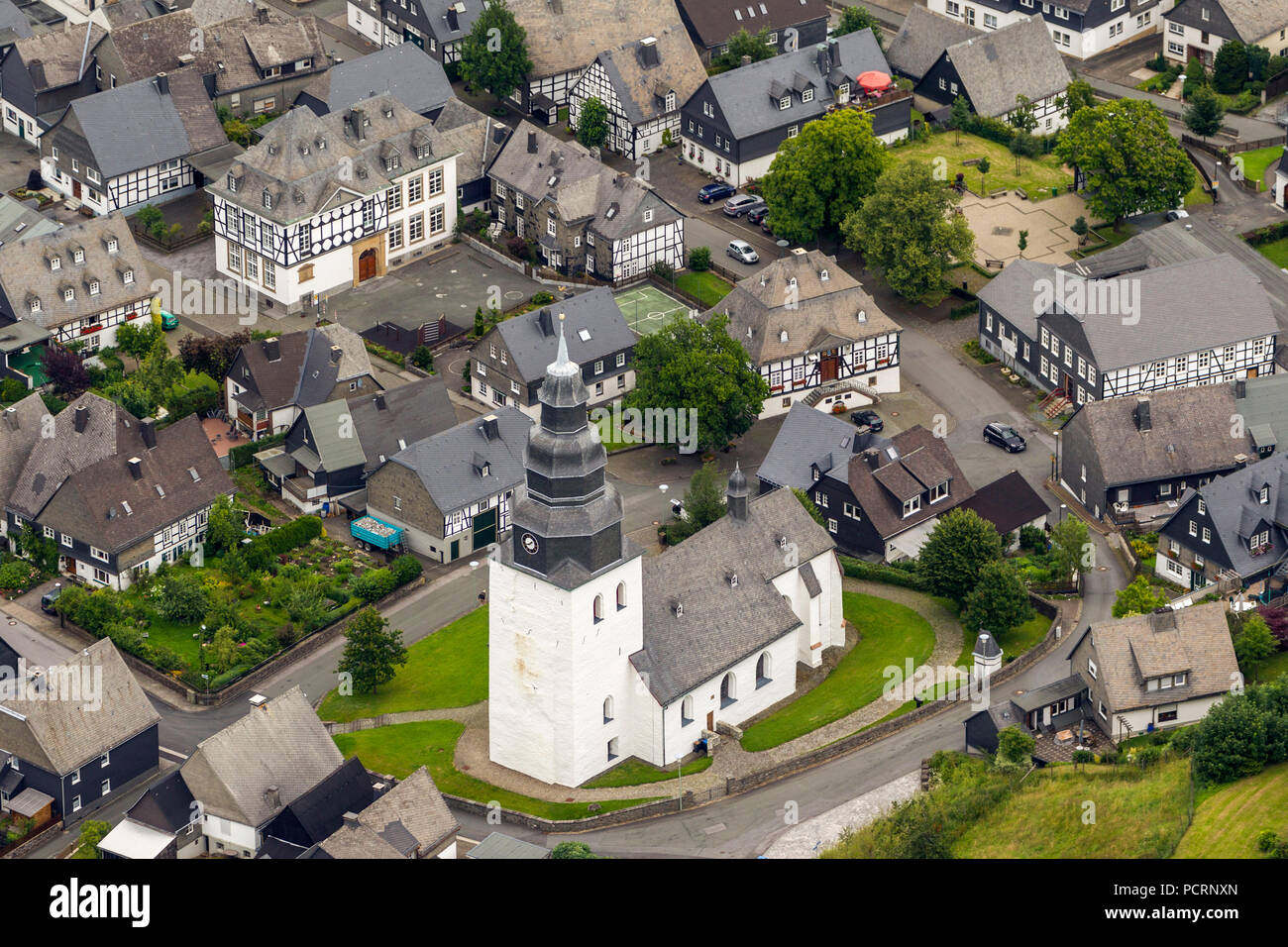 Vista aerea, Eversberg con il market place, chiesa, Municipio e Markes Haus, Meschede, Sauerland, Maerkischer Kreis, Renania settentrionale-Vestfalia, Germania, Europa Foto Stock