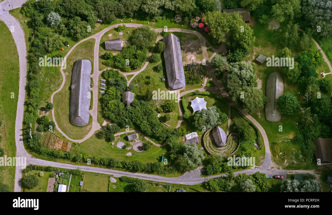 Vista aerea, centro archeologico Hitzacker, residenziale maneggio, longhouses, rifugi, casa mia open-air museum, Età del Bronzo insediamento, Hitzacker (Elba), distretto Lüchow-Dannenberg, Valle dell'Elba, Bassa Sassonia, Germania, Europa Foto Stock