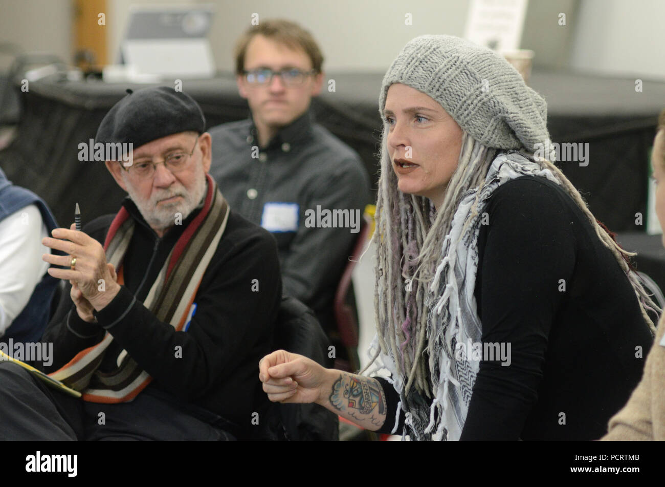 Un residente di Boulder rende un punto duirng un 'Chat wth consiglio' incontro a Boulder. I membri di Boulder City Council a turno incontro con cittadino locale Foto Stock