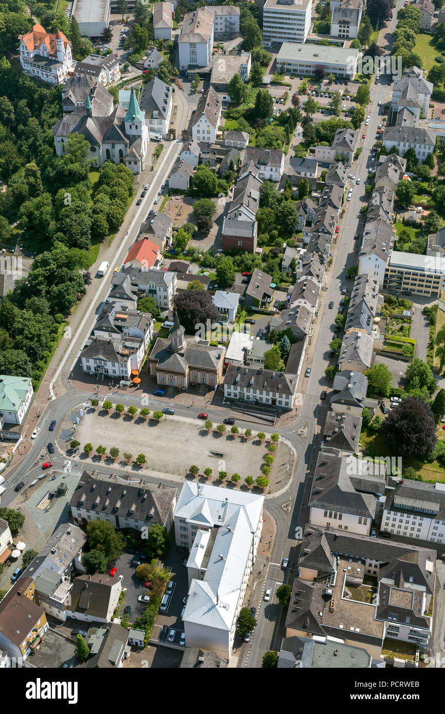 Neumarkt con ev. chiesa, vista aerea di Arnsberg Foto Stock