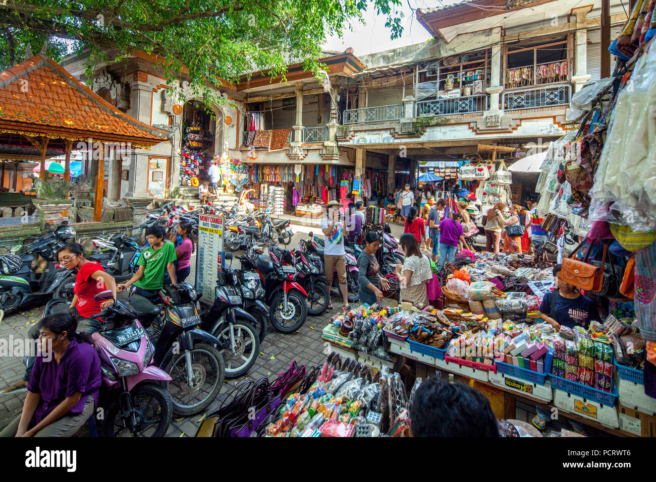 Settimanale di mercato degli agricoltori in Ubud con turisti e visitatori, giorno di mercato, scene di strada, mercato Ubud, Bali, Indonesia, Asia Foto Stock