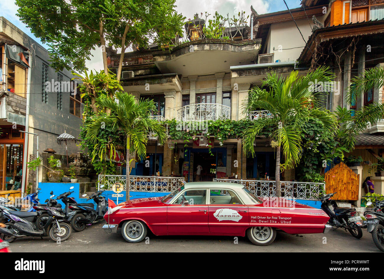Red Chevrolet Biscayne davanti a un caffè di Ubud, scene di strada, Ubud, Bali, Indonesia, Asia Foto Stock