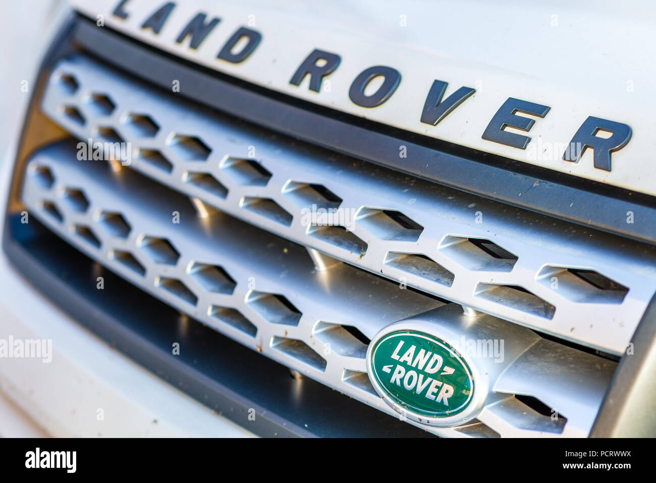 RAVENNA, Italia - Agosto 2, 2018: lo sporco e il coperchio parapolvere del LAND ROVER logo su una carrozzeria di automobile Foto Stock