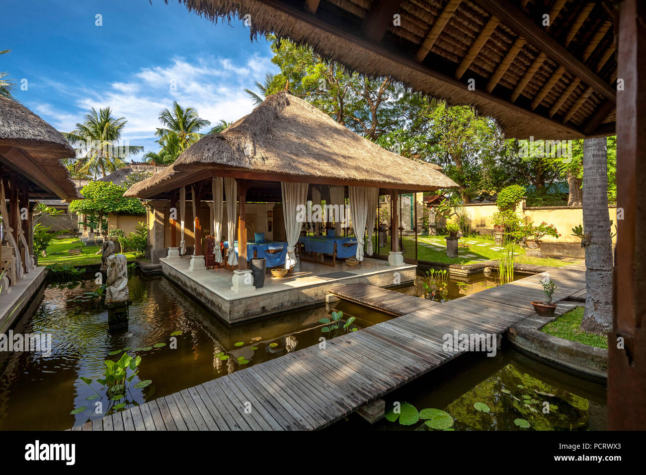 Area termale di ??una stella hotel di Bali, siti di massaggio, spa, case di paglia, Lovina Beach, Buleleng, Bali, Indonesia, Asia Foto Stock