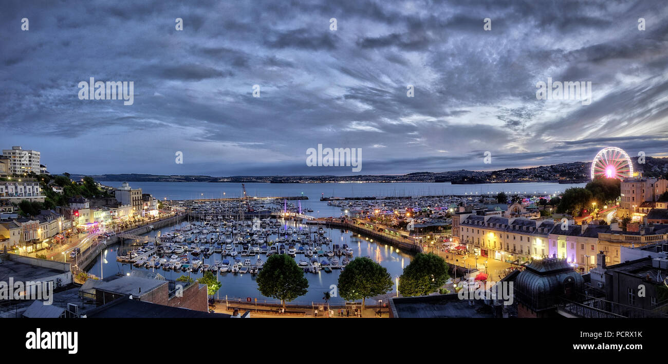 GB - DEVON: Torquay panorama di notte (immagine HDR) Foto Stock
