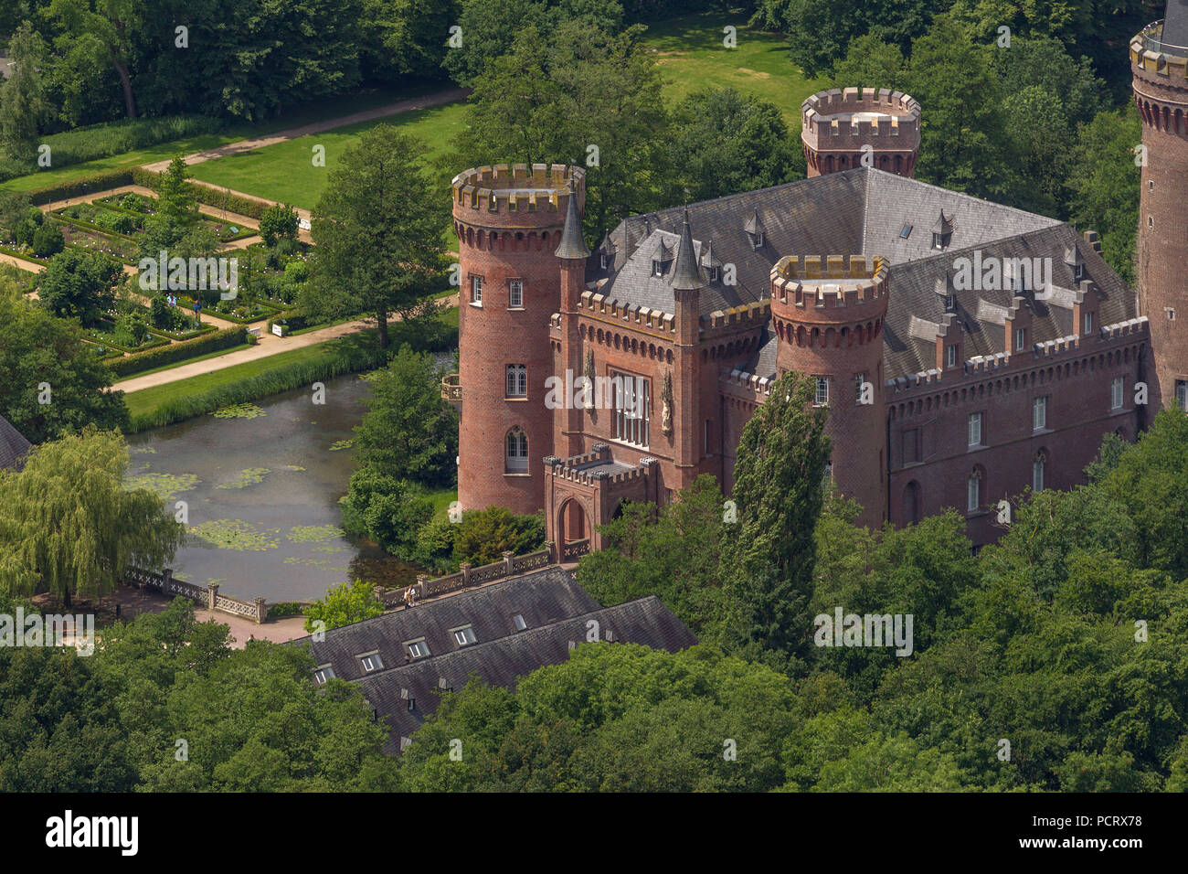 Veduta aerea del Castello Moyland, giardini, orto di erbe aromatiche, esterno Bailey, Rondell, la cattedrale di Colonia architetto Ernst Friedrich Zwirner stile neo-gotico, Bedburg-Hau, Basso Reno, Castello Moyland, Bedburg-Hau, un Museo della Renania settentrionale-Vestfalia, Germania, Europa Foto Stock