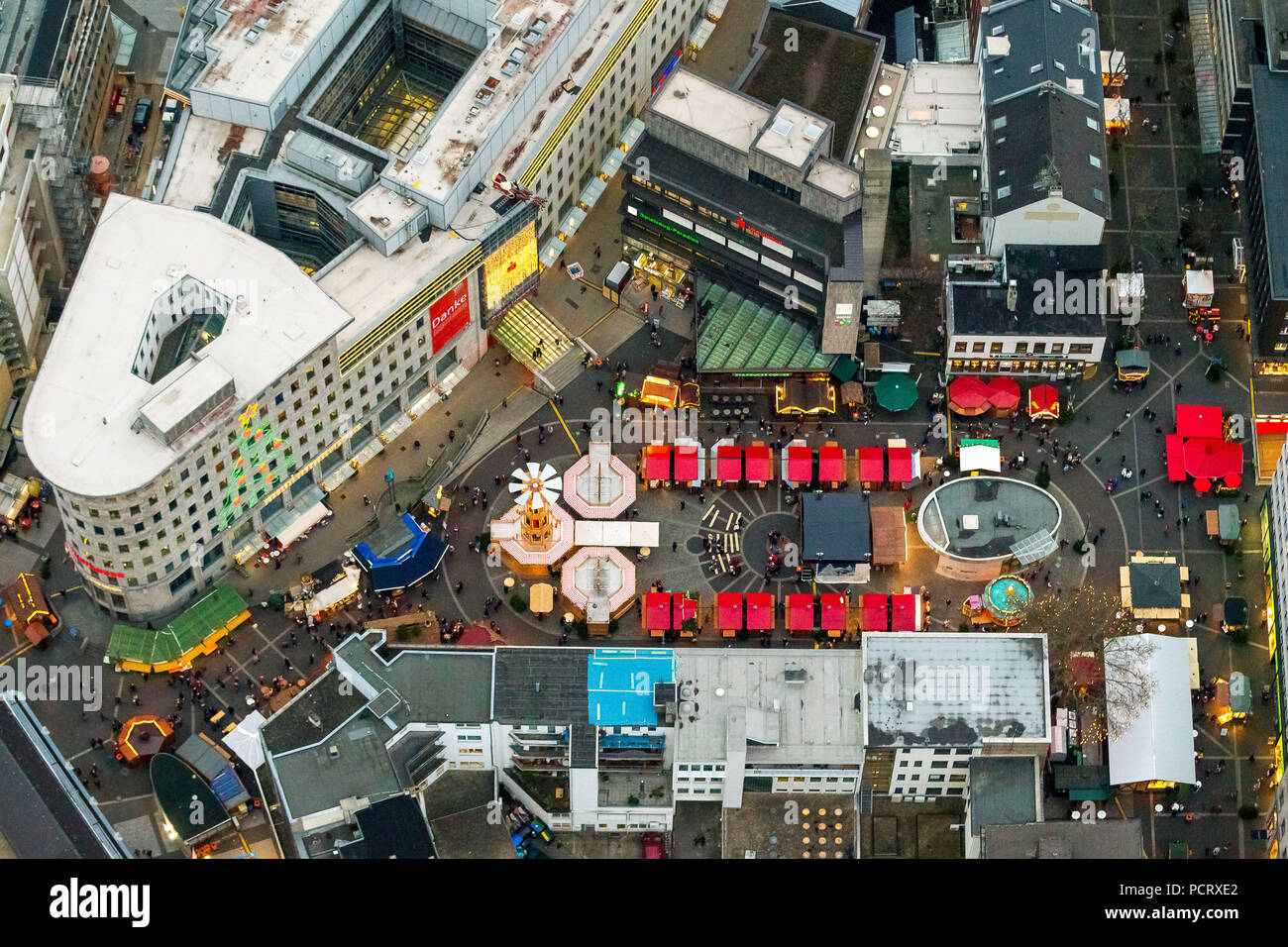 Dr-Ruer-Platz con il mercatino di Natale, vista aerea di Bochum, la zona della Ruhr Foto Stock