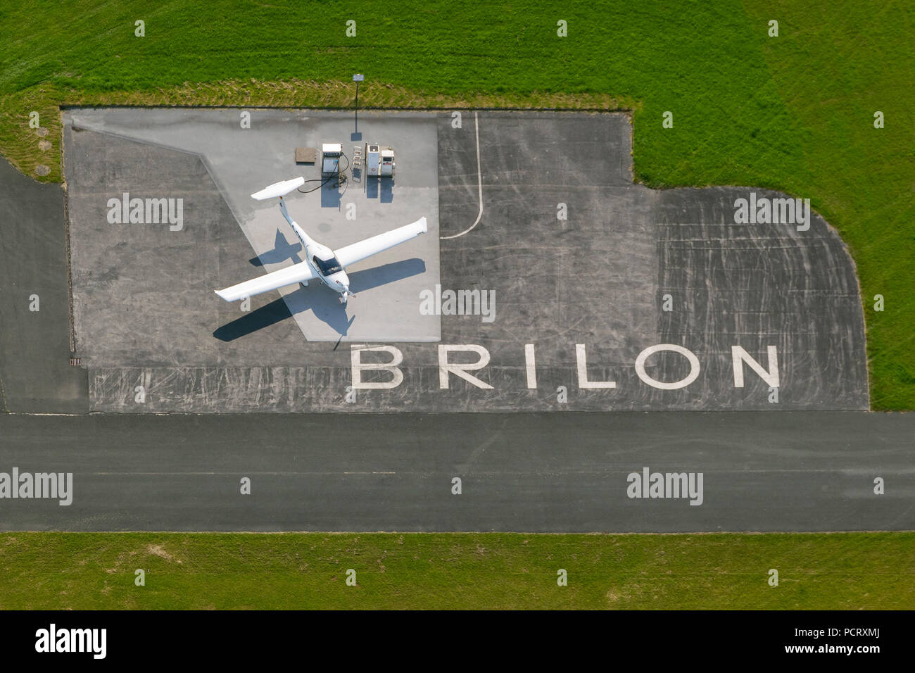 Airfield Brilon, stazione di gas con aereo, Thülener Bruch, vista aerea di Brilon Foto Stock