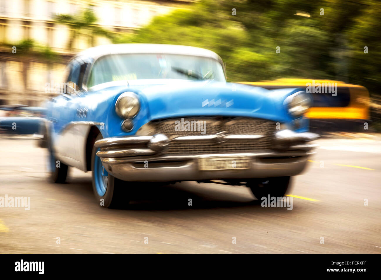 Velocità, offuscata, alla guida di auto vecchia, blu classic car nella scena di strada, Old American road cruiser sulle strade di l'Avana, taxi, La Habana, Havana, La Habana, Cuba, Cuba Foto Stock