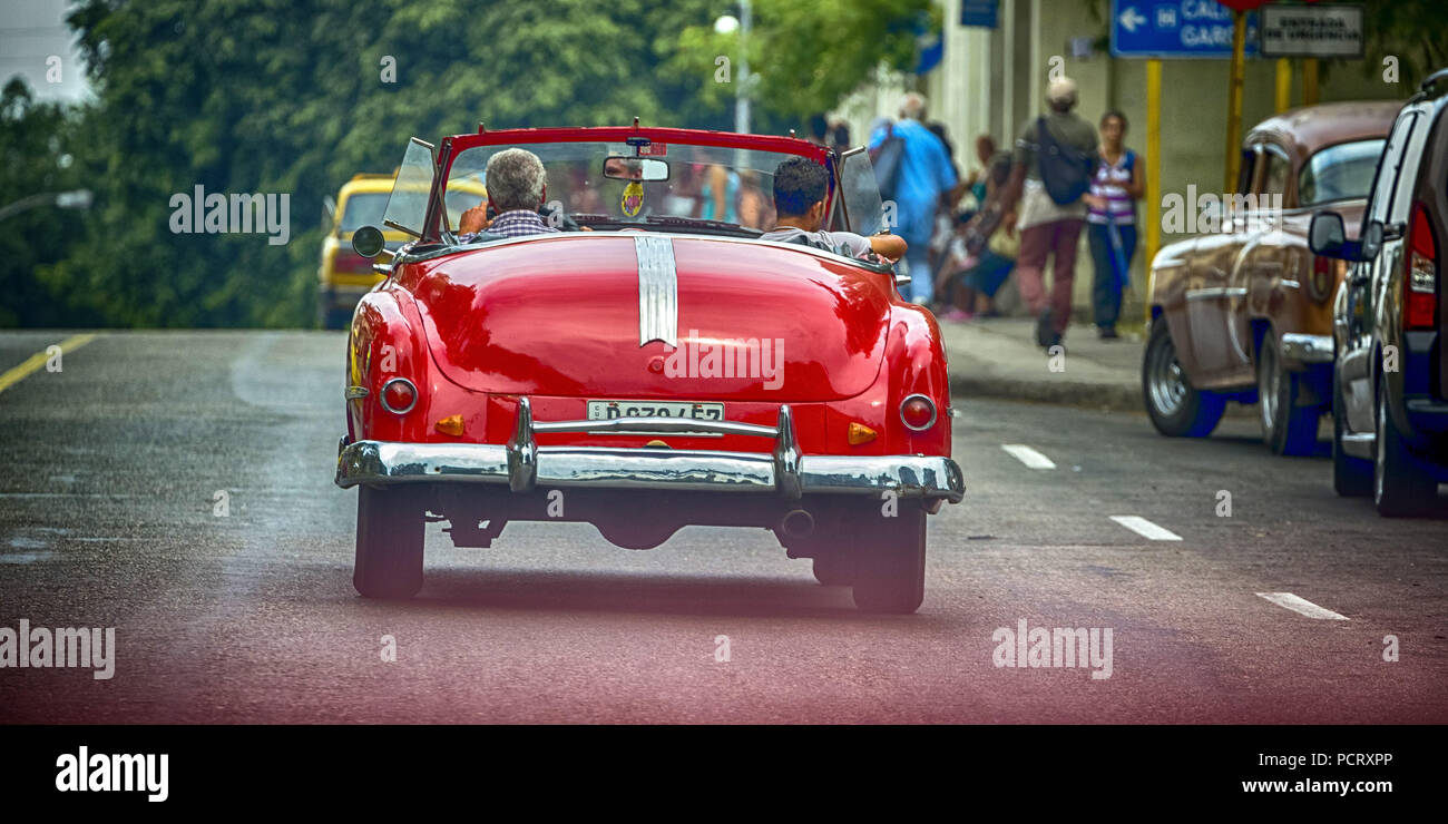 Red vintage cabriolet nella scena di strada, Old American street cruiser sulle strade di l'Avana, taxi, Havana, Cuba Foto Stock