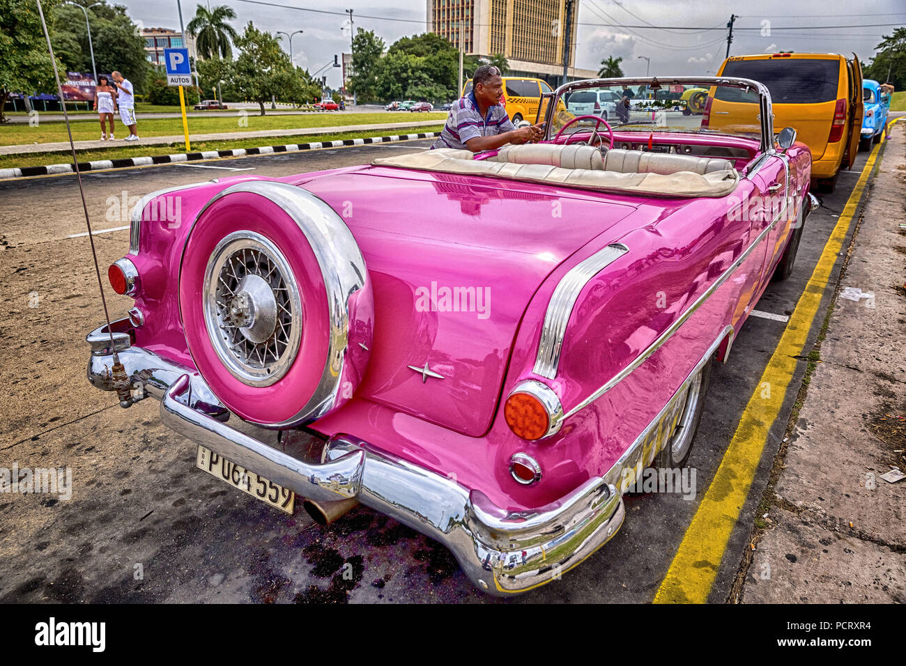 Rosa taxi convertibile, cabriolet, auto d'epoca nella scena di strada, old America incrociatori stradali sulle strade di l'Avana, taxi, La Habana, Havana, La Habana, Cuba, Cuba Foto Stock