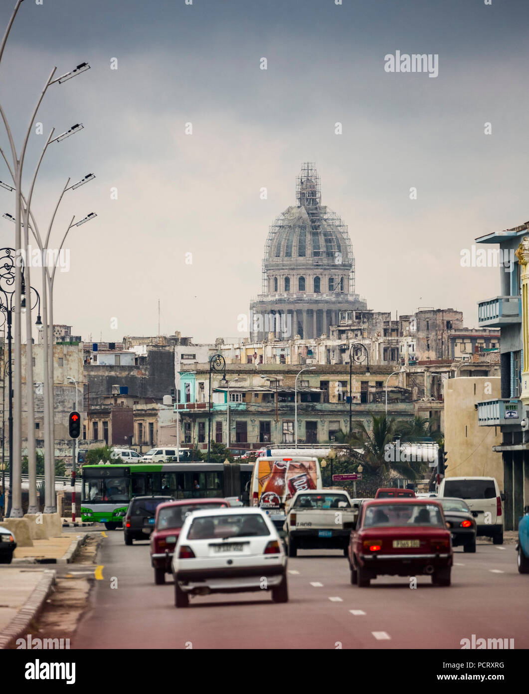 Vista sul traffico sul Malecon contro il Capitol nazionale Capitolio Nacional, La Habana, Havana, La Habana, Cuba, Cuba Foto Stock