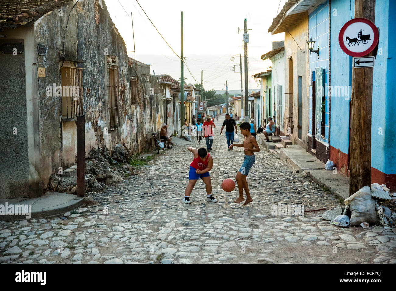 Cuba, Sancti Spíritus, Trinidad, scene di strada, bambini che giocano a calcio Foto Stock