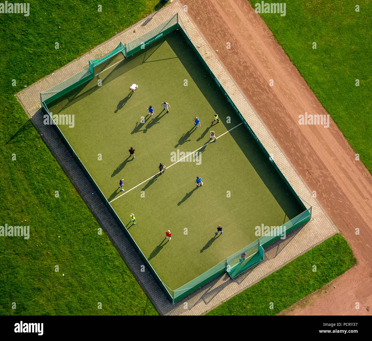 Il calcio è il futuro, kick off, piccolo campo da calcio Am Heimchen, Dinslaken, la zona della Ruhr, Basso Reno, Nord Reno-Westfalia, Germania Foto Stock