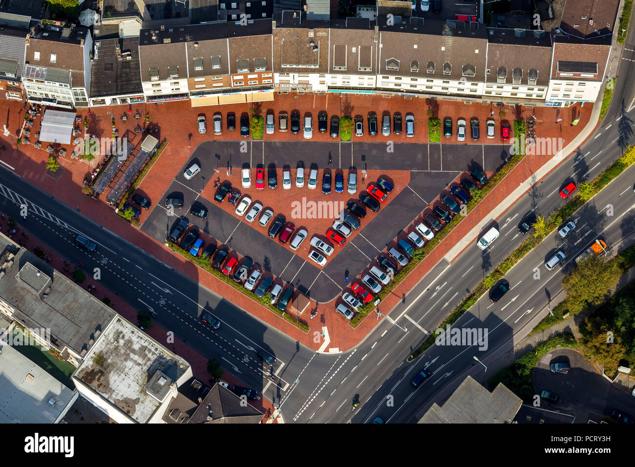 Parcheggio triangolare zona Am Neutor, Dinslaken, la zona della Ruhr, Basso Reno, Nord Reno-Westfalia, Germania Foto Stock