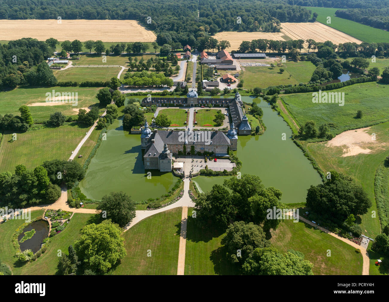 Il castello di Lembeck, moated castle Lembeck, 1674-1692 costruito da Dietrich Conrad Adolf von Westerholt-Lembeck, Lembeck, vista aerea di Dorsten Foto Stock