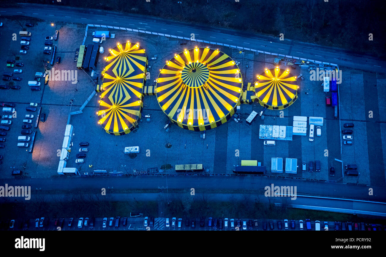 Tenda del circo, Natale circus in carbone-area mineraria, 'bello Firetage' mostra, parcheggio auto e dietro Westfalenhalle luogo prima del programma di Natale apertura notturna, vista aerea di Dortmund, la zona della Ruhr Foto Stock