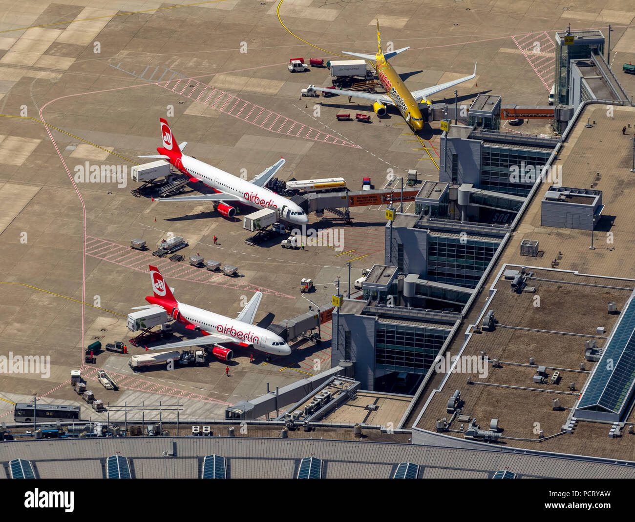 Air Berlin Jet, foto aerea, cancelli e getto ponti per gli aeroplani, terminale e concorsi, l'aeroporto di Düsseldorf, Düsseldorf, Renania, Renania settentrionale-Vestfalia, Germania Foto Stock