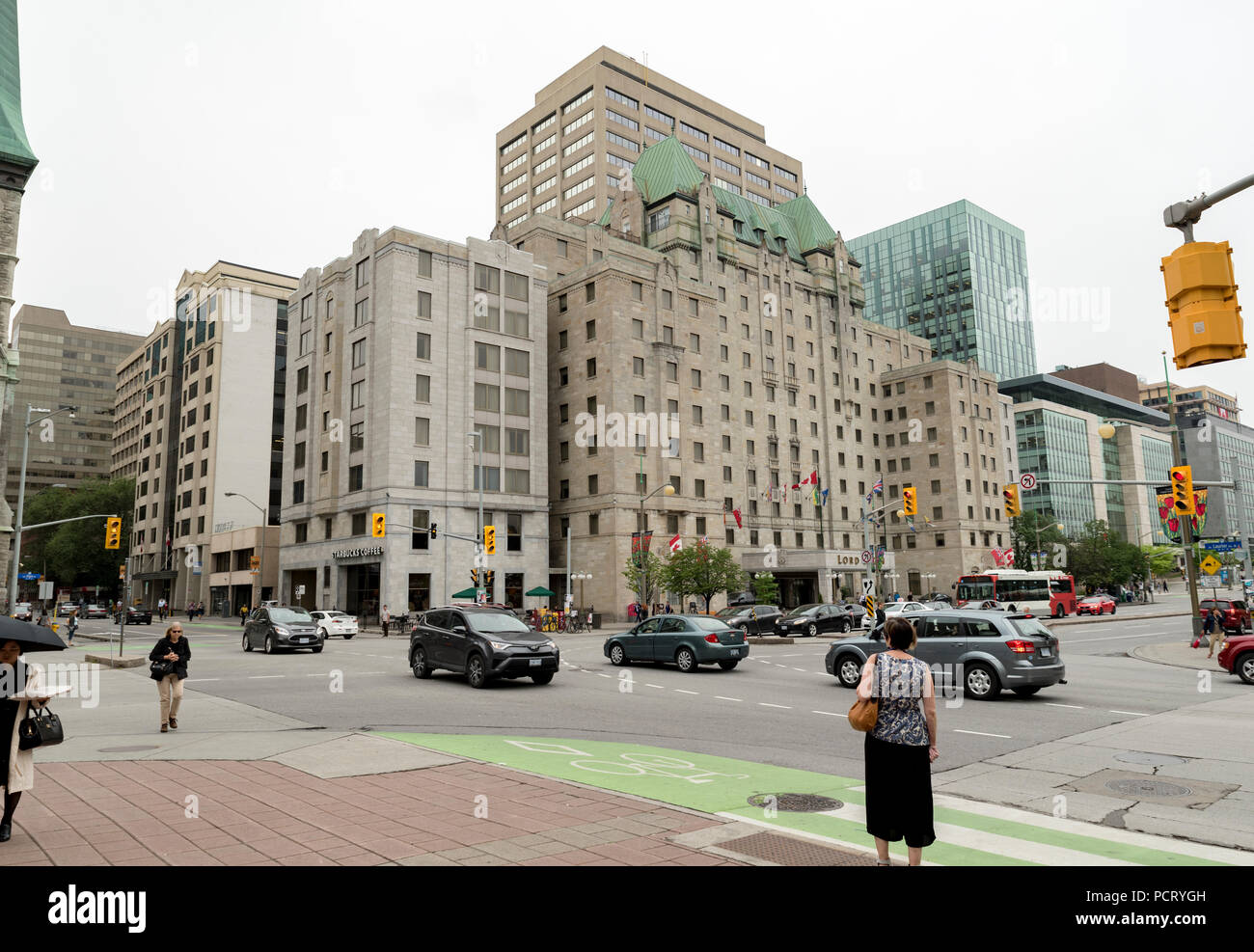 Ottawa, Ontario, Canada. Laurier Avenue West a Elgin Street, Lord Elgin Hotel al centro a destra. Foto Stock