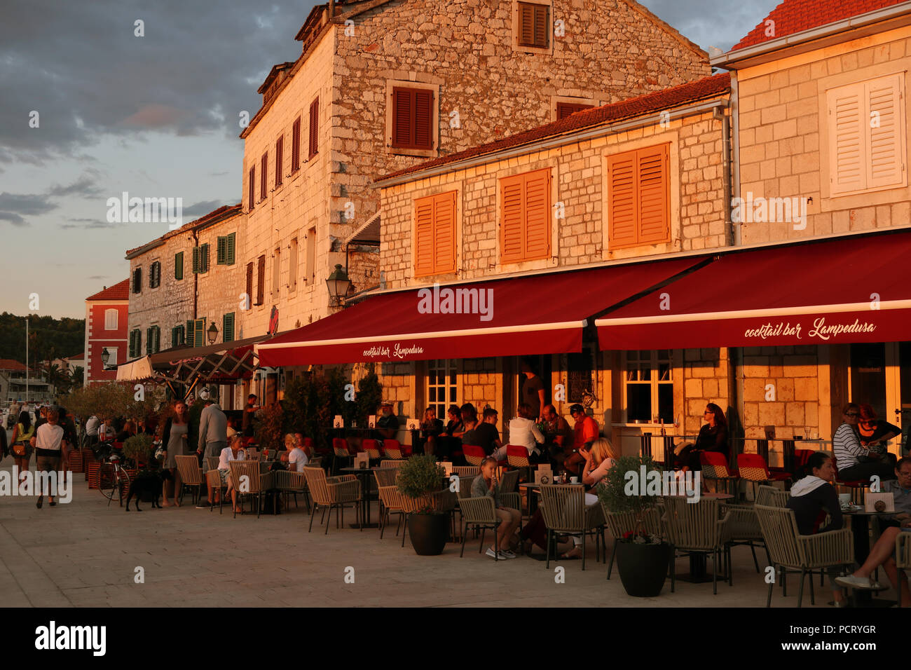 Cafe in serata, Stari Grad, isola di Hvar, Croazia Foto Stock