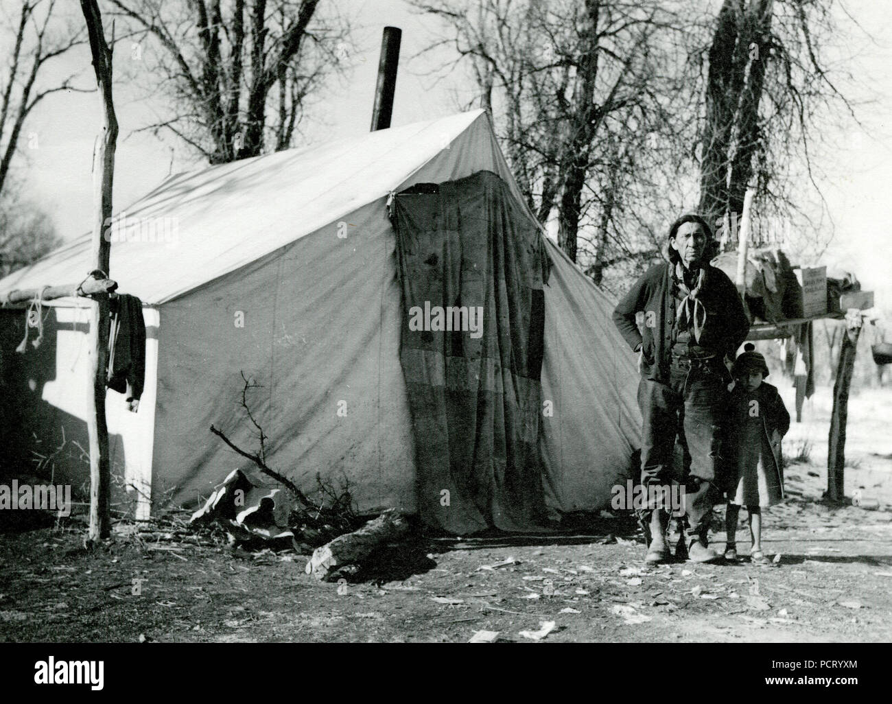 Uomo e bambino nella parte anteriore della tenda 1925-1938 ca Foto Stock