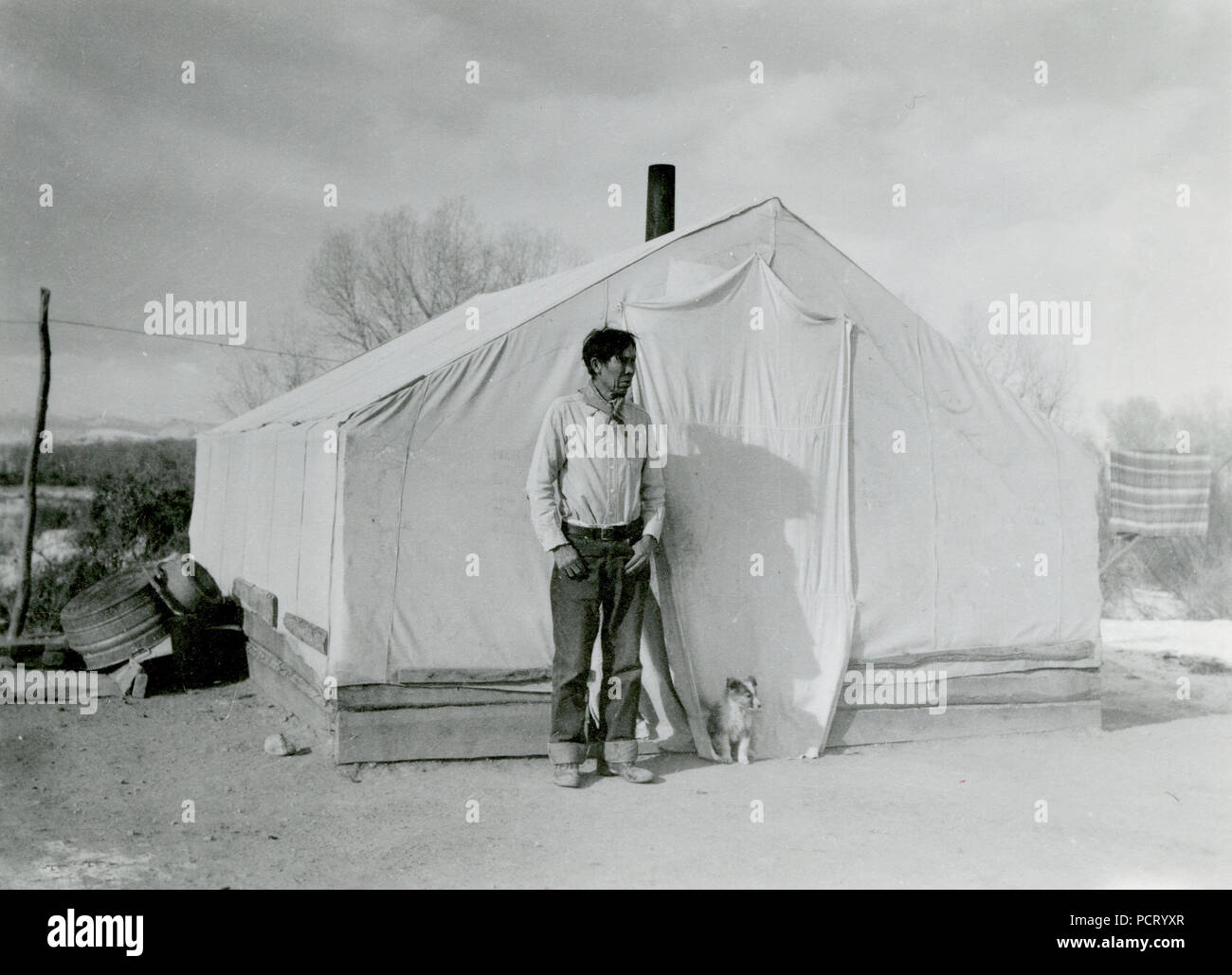 L uomo e il cucciolo di fronte tenda 1925-1938 ca Foto Stock