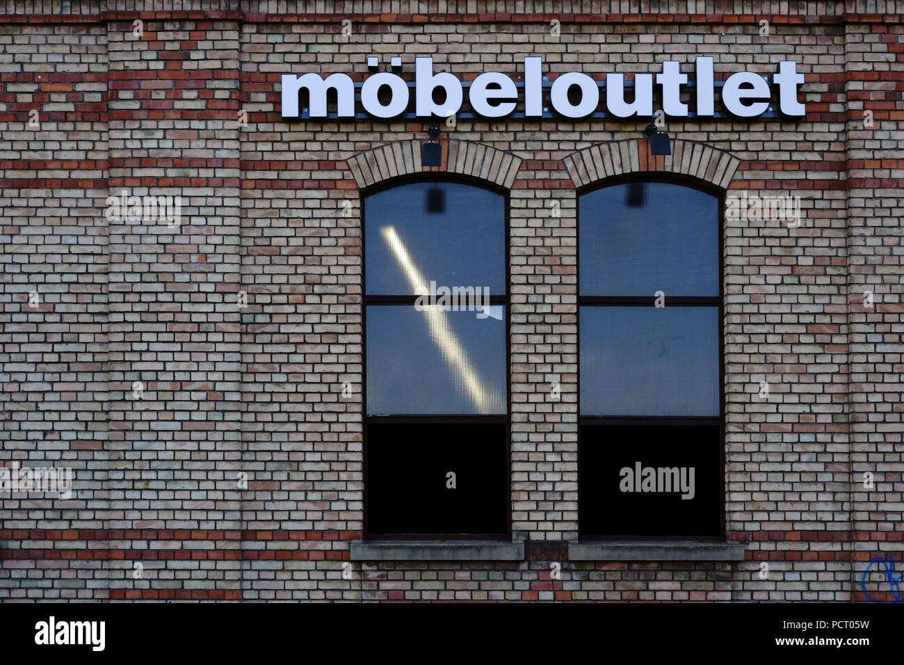 Casa a schiera con nostalgico persiane di legno e le pareti in legno Foto Stock