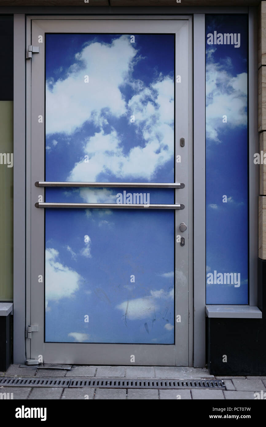 Una porta di ingresso con un cielo blu e nuvole Foto Stock