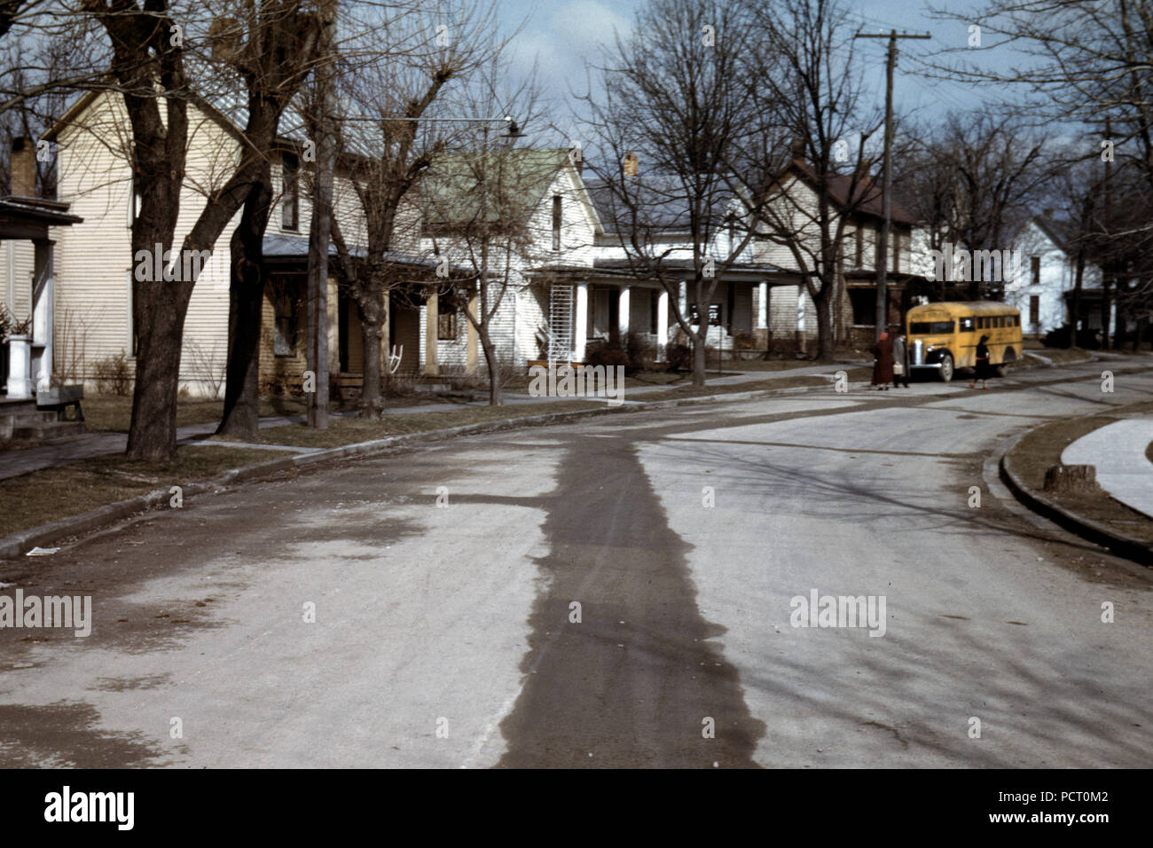 Piccola città scuola bus facendo scendere i bambini vicino a Portsmouth, Ohio 1942-1943 ca Foto Stock