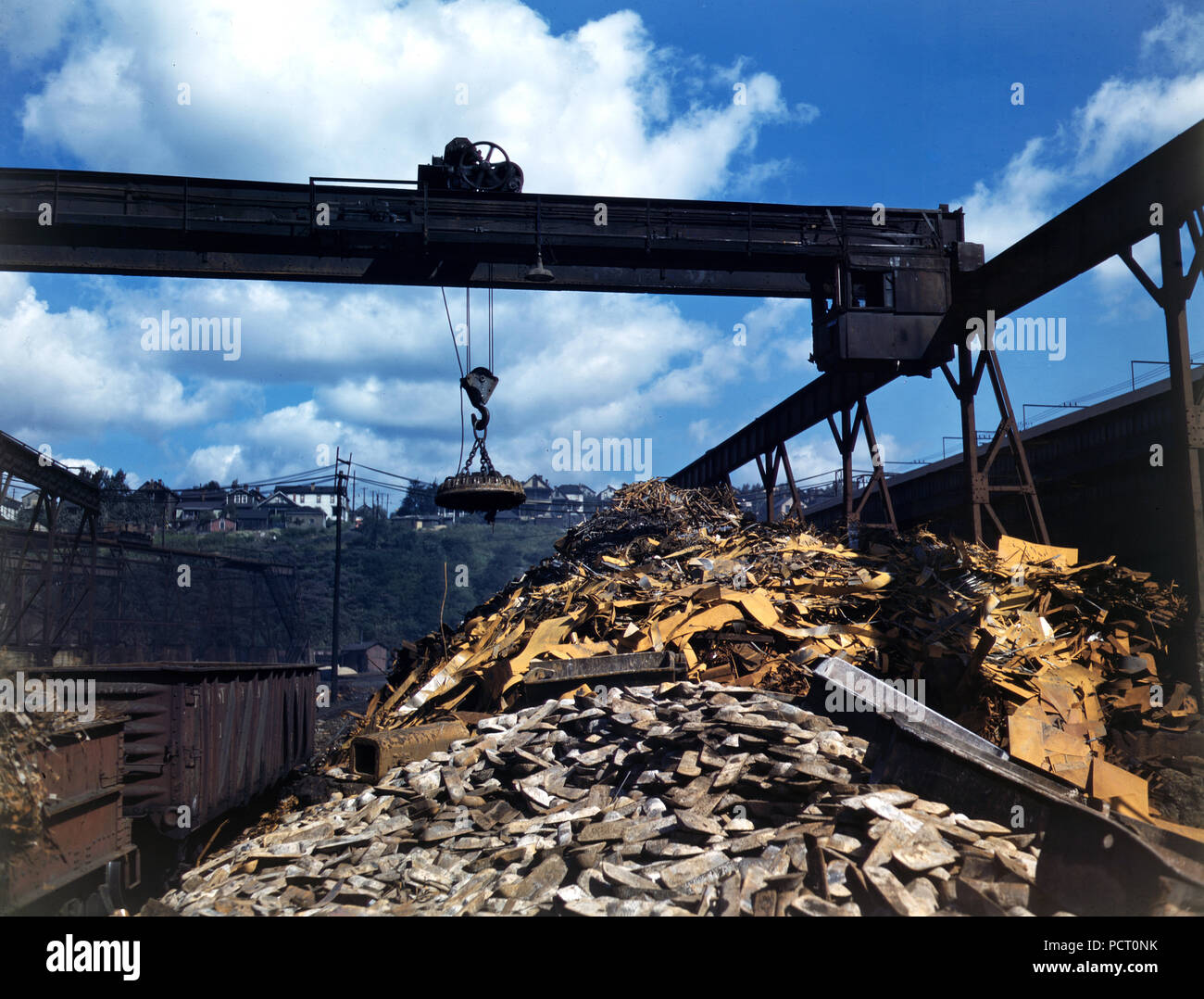 Torna in produzione andare queste carloads di rottami di metallo, Allegheny Ludlum Steel[e] Corp., Brackenridge, Pa. ca 1941 Foto Stock