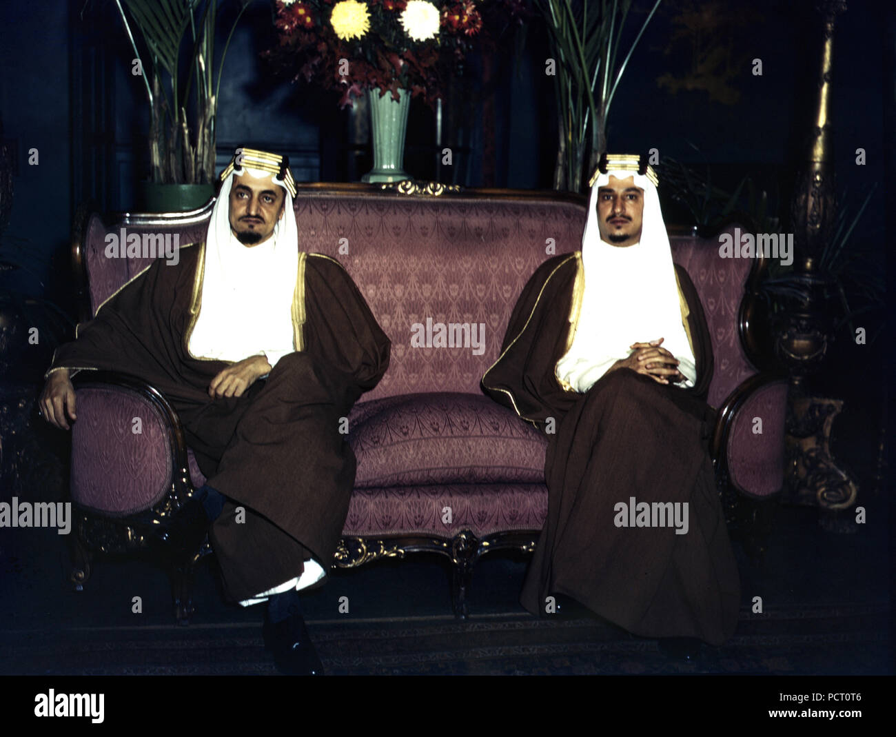 Amir Khalid [destra] e Amir Faisal, figli di Re Ibn Saud dell Arabia Saudita. ca. 1943 Foto Stock