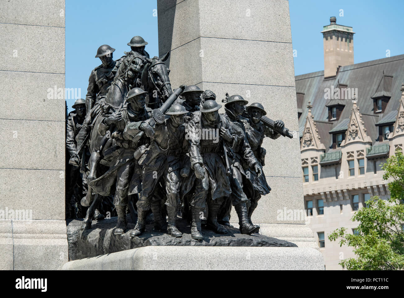 Ottawa, Ontario, Canada. Primo piano della scultura in bronzo di soldati presso il National War Memorial, il Fairmont Chateau Laurier in background. Foto Stock