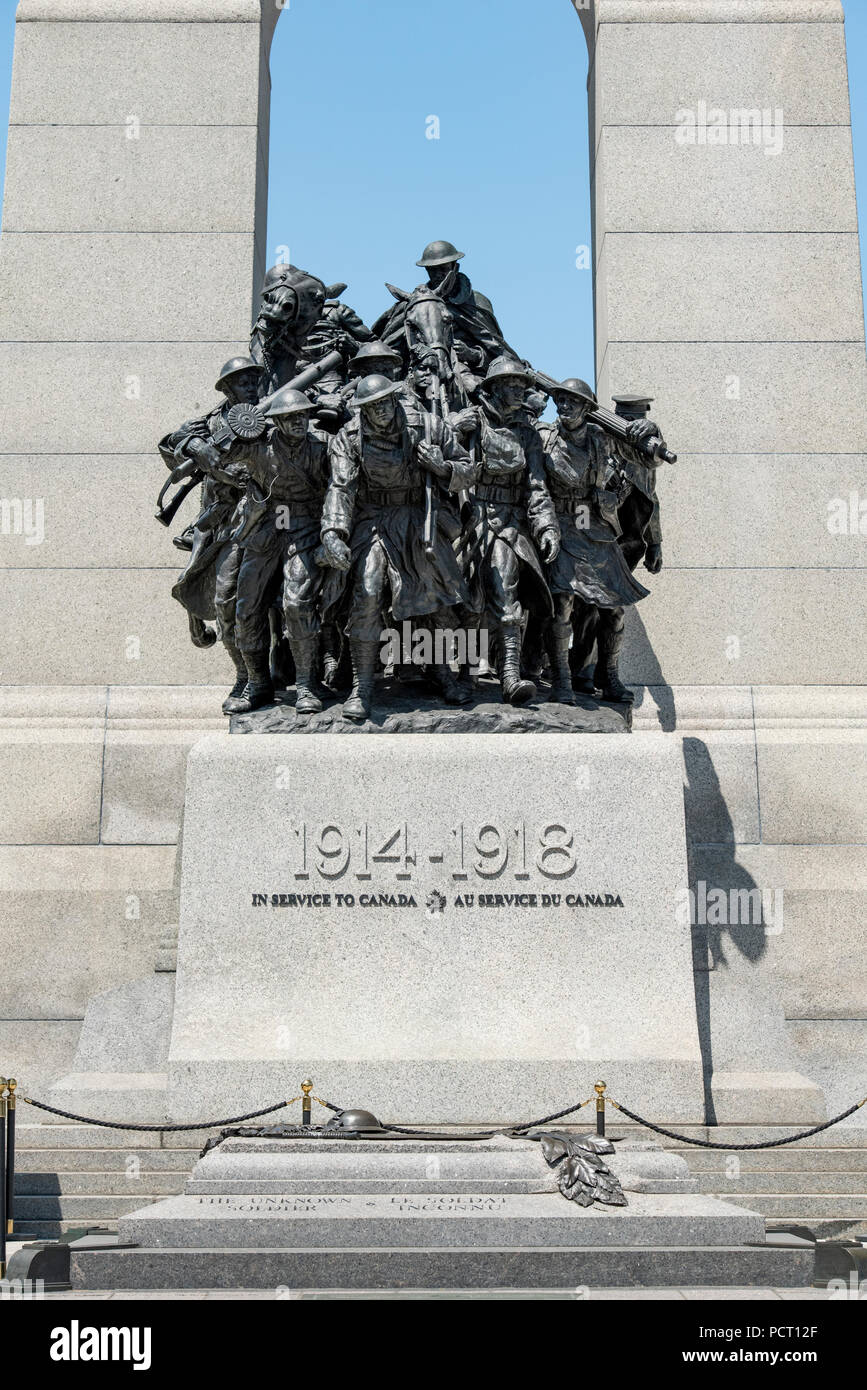 Ottawa, Ontario, Canada. Il National War Memorial, con la tomba del Milite Ignoto alla base. Foto Stock