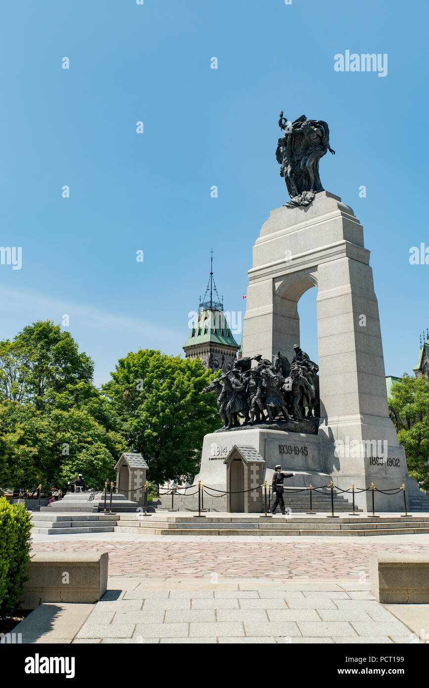 Ottawa, Ontario, Canada. Il National War Memorial, con il blocco orientale Costruzione di Parliament Hill in background, con orientamento verticale. Foto Stock