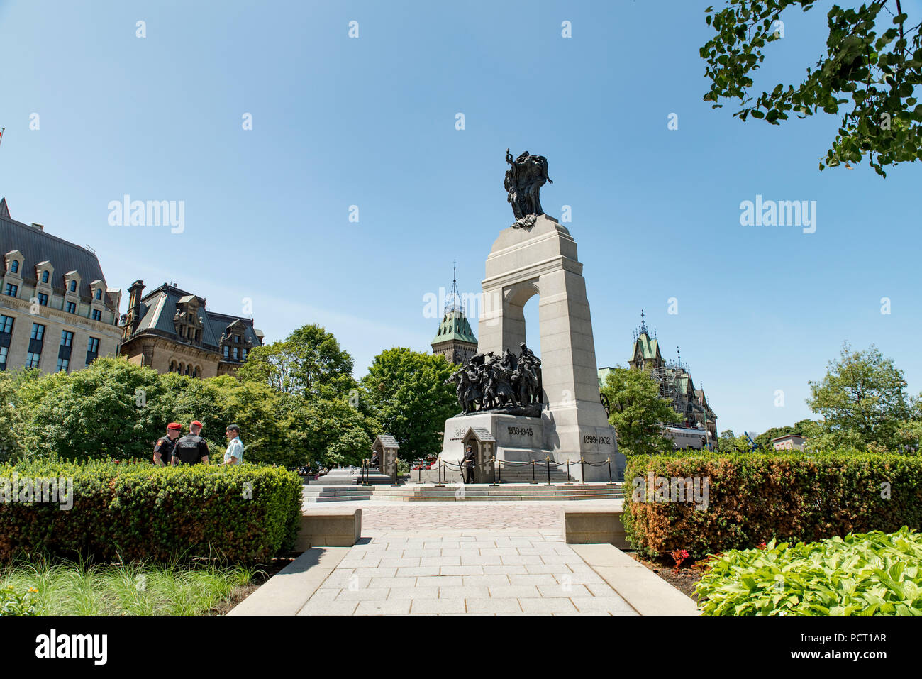 Ottawa, Ontario, Canada. Il National War Memorial, con il blocco orientale Costruzione di Parliament Hill in sfondo a destra. Foto Stock