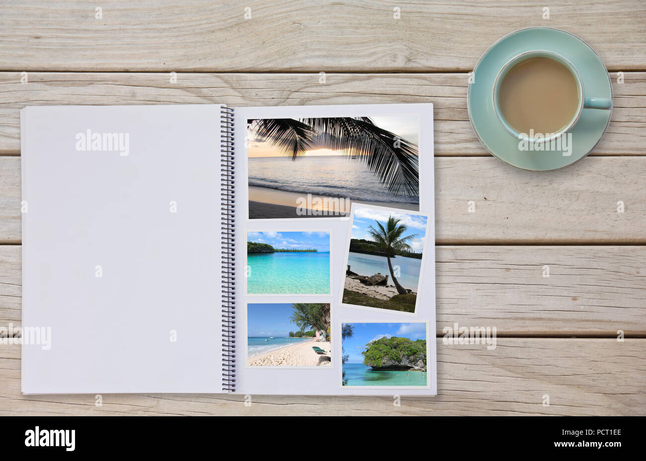 Album fotografico sul ponte tabella con fotografie di viaggio di spiagge e tè o caffè in tazza Foto Stock