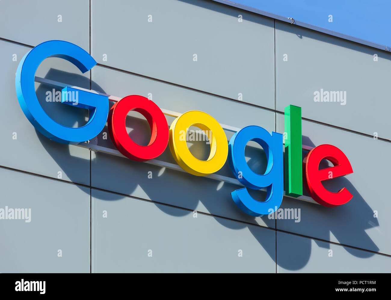 Zurich, Svizzera - 20 Aprile 2016: segno sulla parete di un ufficio di Google edificio. Google è una tecnologia multinazionale specializzata in Inter Foto Stock