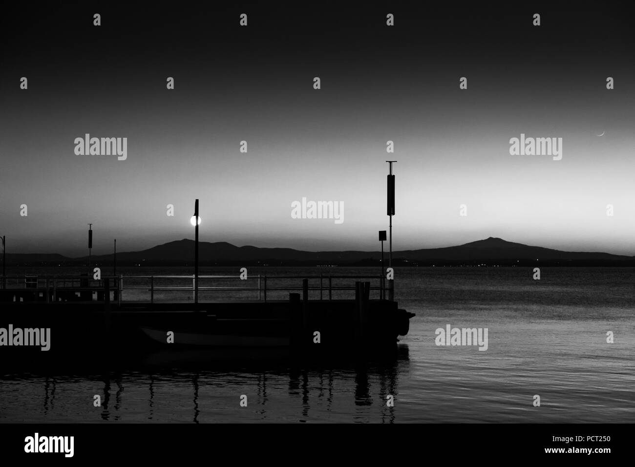 Un molo presso il lago Trasimeno (Umbria, Italia) al tramonto Foto Stock