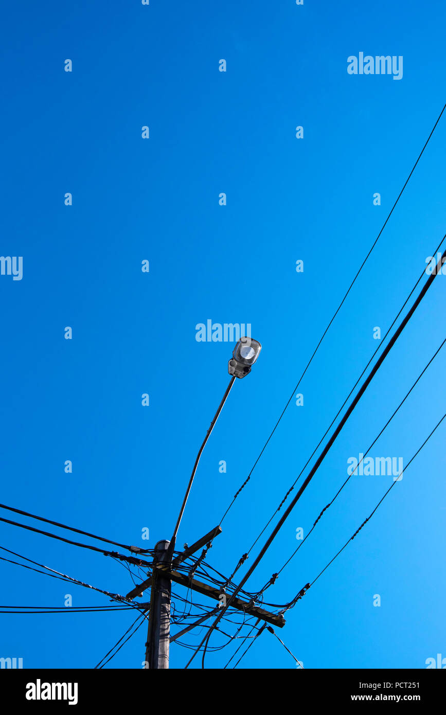 Un legno Australiano energia elettrica pole con street e di luce e fili collegati Foto Stock