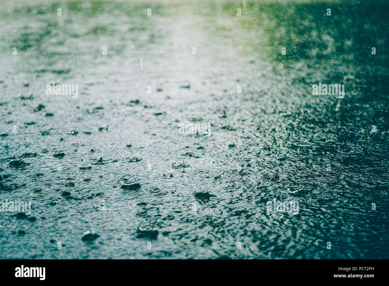 Raindrop sul pavimento Foto Stock