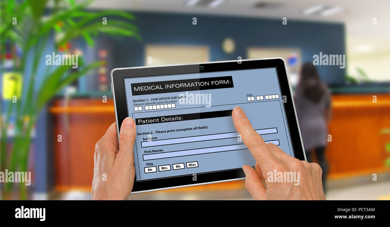 Paziente di completare un modulo di ospedale su computer tablet - concetto di tecnologia Foto Stock