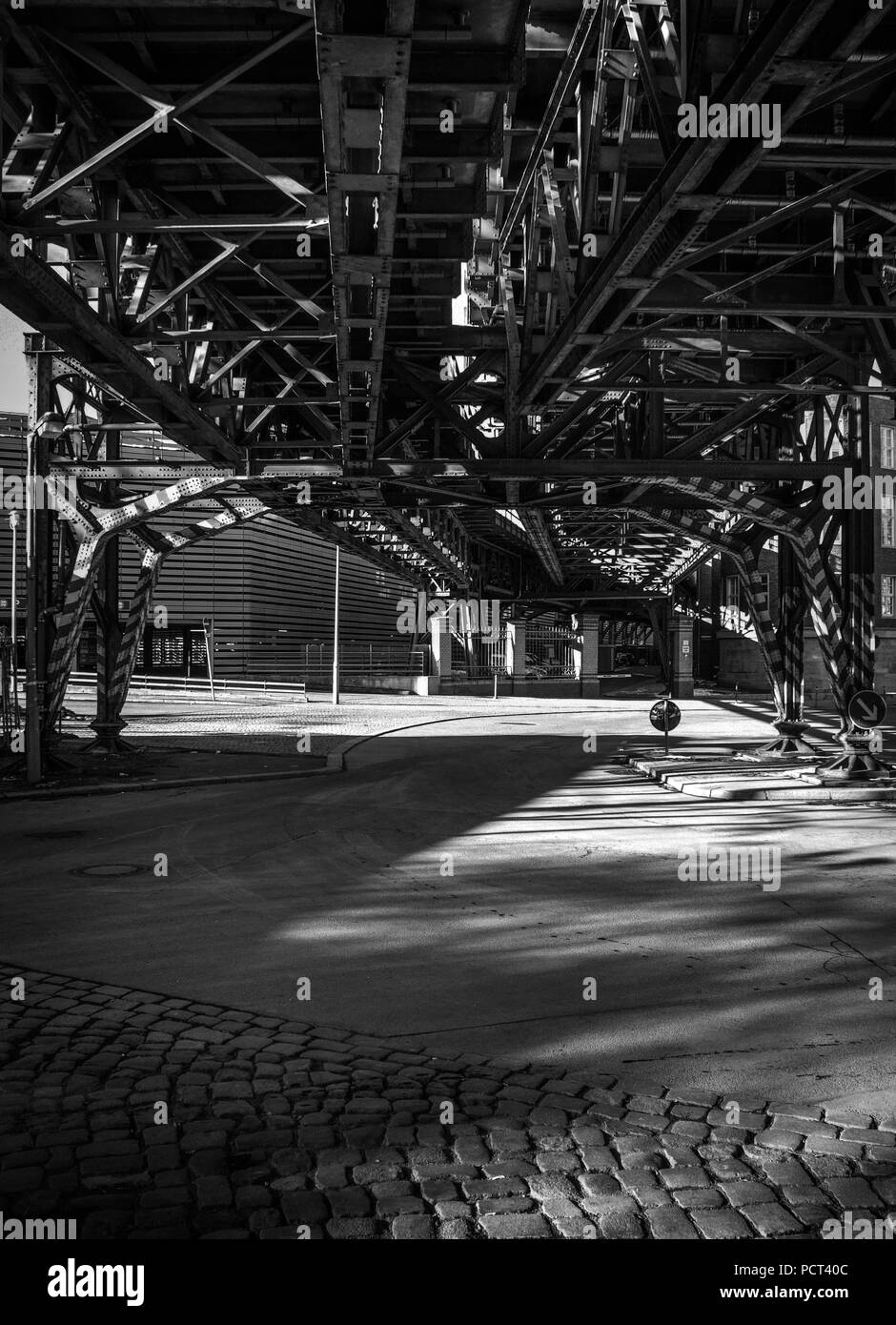Ferrovia sopraelevata a Gleisdreieck, Berlino, Germania, studio monocromo di ingegneria in acciaio, ombra e geometria industriale Foto Stock