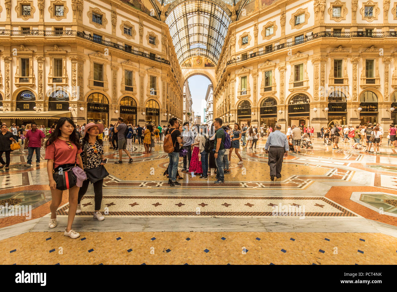 Turisti e residenti presso la Galleria Vittorio Emanuele 11 centro shopping Milano Italia Foto Stock